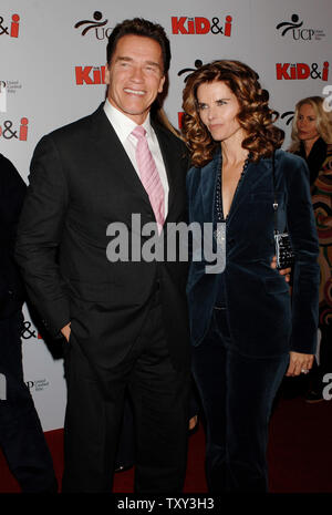 Il governatore della California Arnold Schwarzenegger e sua moglie Maria Shriver frequentare il Los Angeles premiere di 'The Kid & I' a Grauman's Chinese Theater nella sezione di Hollywood di Los Angeles Novembre 28, 2005. Il film racconta la storia di un adolescente con paralisi cerebrale (Eric fusi) che sogna il protagonista di un grande film d'azione. Il film ha una limitata apertura negli Stati Uniti a partire il 2 dicembre e Schwarzenegger è il primo film essendo stato eletto governatore della California. (UPI foto/Jim Ruymen) Foto Stock