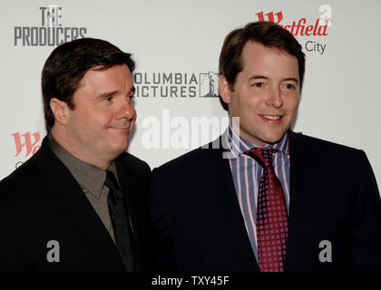 Attori Nathan Lane (L) e Matthew Broderick arriva per la prima mondiale del loro nuovo motion picture commedia musicale "i produttori che beneficiano del UCLA Jonsson Comprehensive Cancer Center presso teatri AMC Century City 15 a Los Angeles, la California il 12 dicembre 2005. Il film si apre in città selezionate 16 dic. (UPI foto/Jim Ruymen) Foto Stock