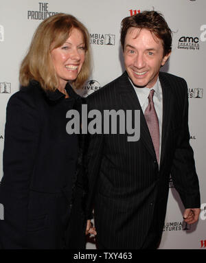 Attore Martin Short (R) e sua moglie Nancy Dolman arriverete come ospiti per la motion picture commedia musicale "I PRODUTTORI' a Los Angeles, la California il 12 dicembre 2005. Uno show biz fenomeno e il paradigma della scorrettezza politica, "i produttori' sarà svelato nella sua terza incarnazione con l'apertura di un filmato sulla base di smash musical di Broadway, che è stato a sua volta si basa su Mel Brook's 1968 film che per primo ha generato lo splendore di 'Primavera per Hitler." (UPI foto/Jim Ruymen) Foto Stock