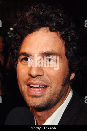 Attore Mark Ruffalo, un membro del cast in motion picture commedia "voce lo ha...", arriva per il film in anteprima a Grauman's Chinese Theater nella sezione di Hollywood di Los Angeles il 15 dicembre 2005. Il film diretto da Rob Reiner, stelle Jennifer Aniston come una donna che mette i suoi piani di matrimonio in attesa in modo che lei possa tornare a casa e di svelare i segreti di famiglia e ha scoperto che il 1967 film "Il laureato" fu probabilmente fondata sulla sua famiglia. Il film si apre negli Stati Uniti il 25 dicembre. (UPI foto/Jim Ruymen) Foto Stock