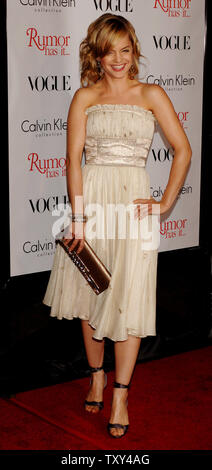 L'attrice Mena Suvari, un membro del cast in motion picture commedia "voce lo ha...", arriva per il film in anteprima a Grauman's Chinese Theater nella sezione di Hollywood di Los Angeles il 15 dicembre 2005. Il film diretto da Rob Reiner, stelle Jennifer Aniston come una donna che mette i suoi piani di matrimonio in attesa in modo che lei possa tornare a casa e di svelare i segreti di famiglia e ha scoperto che il 1967 film "Il laureato" fu probabilmente fondata sulla sua famiglia. Il film si apre negli Stati Uniti il 25 dicembre. (UPI foto/Jim Ruymen) Foto Stock