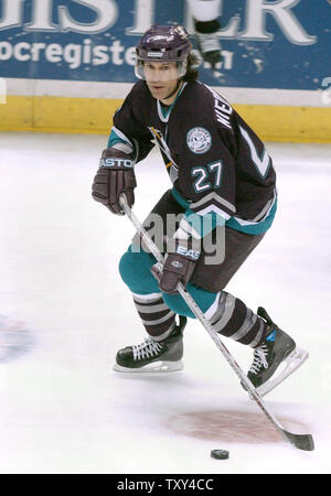 Anaheim Mighty Ducks Scott Niedermayer pattini contro il St. Louis Blues Dicembre 21, 2005 di Anaheim, California (UPI foto/John Hayes) Foto Stock