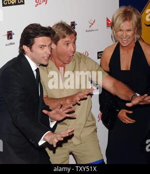 Attore australiano Hugh Jackman (L) e esperto di animali Steve Irwin colpire una posa come Jackman la moglie Deborra-Lee Furness guarda su durante l'icona Penfolds Cena di Gala presso la Hollywood Palladium a Los Angeles California 14 gennaio 2006. La manifestazione riunisce e onora gli australiani che hanno realizzato importanti contributi internazionali in vari settori. Jackman ha ricevuto l'eccellenza nel premio di intrattenimento. (UPI foto/Jim Ruymen) Foto Stock