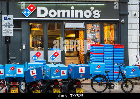 Domino's Pizza consegna biciclette al di fuori di un Domino's Pizza da asporto ristorante nel centro di London REGNO UNITO Foto Stock