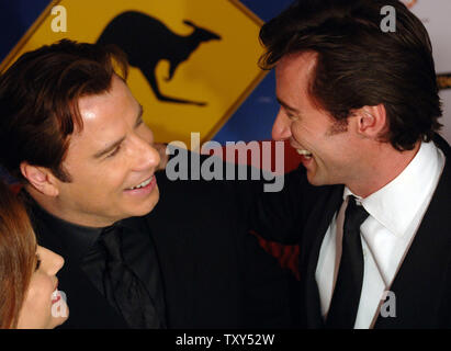 Attore John Travolta e sua moglie, attrice Kelly Preston condividere un momento di luce con attore australiano Hugh Jackman durante l'icona Penfolds Cena di Gala presso la Hollywood Palladium di Los Angeles, California, 14 gennaio 2006. La manifestazione riunisce e onora gli australiani che hanno realizzato importanti contributi internazionali in vari settori. Olivia Newton-John ha ricevuto il Lifetime Achievement Award. (UPI foto/Jim Ruymen) Foto Stock