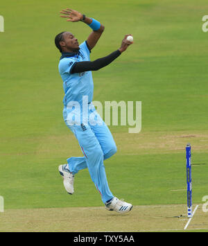 Londra, Regno Unito. Il 25 giugno, 2019. Jofra Archer di Inghilterra bowling durante l'Inghilterra v Australia, ICC Cricket World Cup Match, al Lords, Londra, Inghilterra. Credito: Cal Sport Media/Alamy Live News Foto Stock