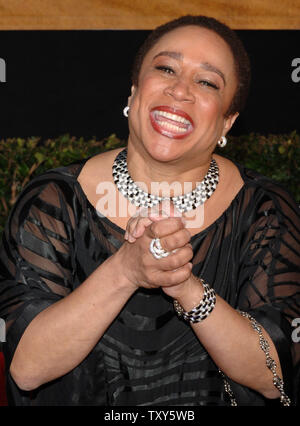 L'attrice S. Epatha Merkerson arriva con un ospite al 12th Annual Screen Actors Guild Awards di Los Angeles, California, 29 gennaio 2006. (UPI foto/Jim Ruymen) Foto Stock