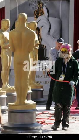 Lavoratori paint Oscar statue in preparazione per la 78annuale di Academy Awards, chiamato anche Oscar, il 4 marzo 2006, a Hollywood, CA. (UPI foto/Gary C. Caskey) Foto Stock