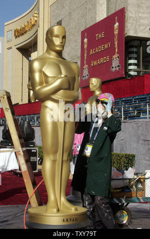 Lavoratori paint Oscar statue in preparazione per la 78annuale di Academy Awards, chiamato anche Oscar, il 4 marzo 2006, a Hollywood, CA. (UPI foto/Gary C. Caskey) Foto Stock