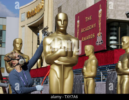 Lavoratori paint Oscar statue in preparazione per la 78annuale di Academy Awards, chiamato anche Oscar, il 4 marzo 2006, a Hollywood, CA. (UPI foto/Gary C. Caskey) Foto Stock