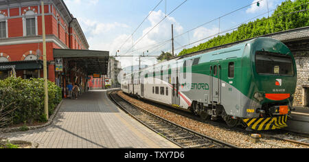 COMO, Italia - Giugno 2019: vista panoramica di un moderno treno elettrico nel centro città stazione del nord del Lago di Como Foto Stock