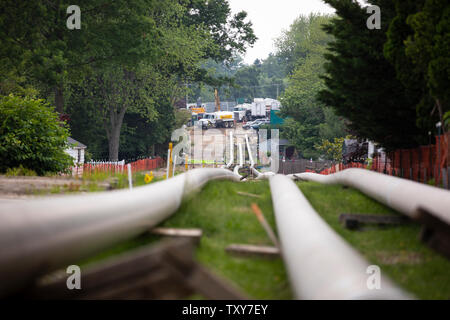 Le sezioni di tubazione di acciaio si trovano in una zona di sosta prima di essere inserita la metropolitana come parte dell'ETP-Sunoco Mariner Est 2 pipeline nel quartiere Marchwood di Exton in Pennsylvania il 5 giugno 2019. Una volta completato, il 350-mile Mariner Est 2 pipeline effettuerà 275.000 galloni al giorno di gas naturale liquido sottoprodotti da Marcello Shale e tratto in Pennsylvania terminante in corrispondenza di Marcus Hook, Delaware dove i prodotti petroliferi saranno esportati verso altri Stati e all'estero. Foto Stock