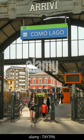 COMO, Italia - Giugno 2019: persone che lasciano la stazione di ingresso dopo essere arrivati al lago di Como stazione ferroviaria. Foto Stock