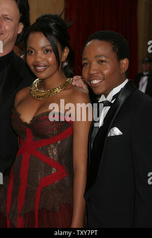 Terry Pheto (L) e Presley Chweneyagae, membri del cast del film straniero " Tsotsi' dal Sud Africa, arriva per 78annuale di Academy Awards il Kodak Theatre di Hollywood, ca., il 5 marzo 2006. (UPI foto/David Silpa) Foto Stock