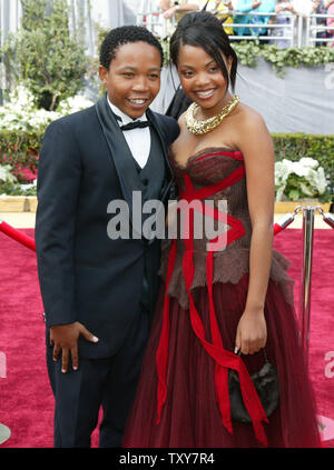 Membri del cast del film straniero " Tsotsi' Terry Pheto (L) e Presley Chweneyagae arrivare per la 78annuale di Academy Awards il Kodak Theatre di Hollywood, ca., il 5 marzo 2006. (UPI foto/Terry Schmitt) Foto Stock