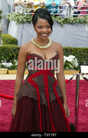 Membri del cast del film straniero " Tsotsi' Terry Pheto (L) e Presley Chweneyagae arrivare per la 78annuale di Academy Awards il Kodak Theatre di Hollywood, ca., il 5 marzo 2006. (UPI foto/Terry Schmitt) Foto Stock