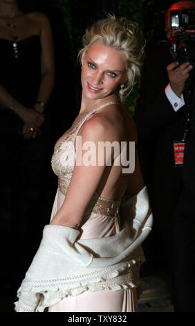 L'attrice Uma Thurman sbarca sul tappeto rosso al Vanity Fair Oscar Party presso Morton's in West Hollywood, la California il 5 marzo 2006. (UPI foto/David Silpa) Foto Stock