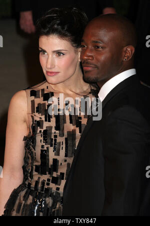 Idina Menzel (L) e Taye Diggs arrivano sul tappeto rosso al Vanity Fair Oscar Party presso Morton's in West Hollywood, la California il 5 marzo 2006. (UPI foto/David Silpa) Foto Stock