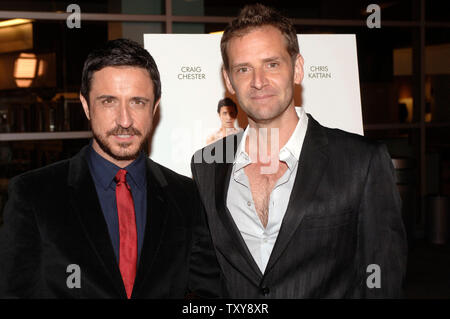 Attori Craig Chester (L) e Malcolm ottiene arriva per la premiere di 'Adam & Steve' al Arclight cinema in Hollywood, la California il 22 marzo 2006 . (UPI Photo/ Phil McCarten) Foto Stock