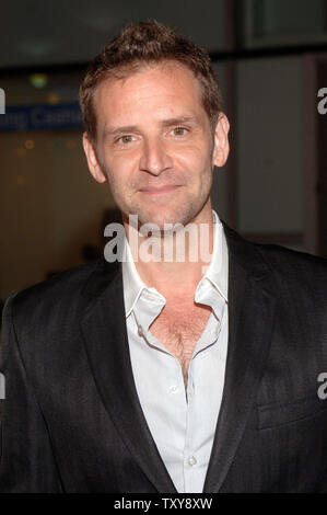 Attore Malcolm ottiene arriva per la premiere di 'Adam & Steve' al Arclight cinema in Hollywood, la California il 22 marzo 2006 . (UPI Photo/ Phil McCarten) Foto Stock