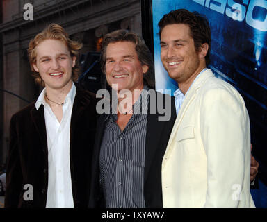 Membro del cast Kurt Russell (C) arriva accompagnata da suo figlio Wyatt (L) e il suo figliastro Oliver Hudson per la premiere del motion picture drama " Poseidon' a Grauman's Chinese Theater nella sezione di Hollywood di Los Angeles, la California il 10 maggio 2006. Il film è un remake del classico 1972 'L'Avventura Poseidon' e racconta la storia di un gruppo di superstiti che la battaglia per la loro vita dopo il lusso ocean liner capsizes da una colossale onda di marea. Il filmato si apre negli Stati Uniti il 12 maggio. (UPI foto/Jim Ruymen) Foto Stock