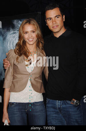 Attrice Jessica Alba e il suo fidanzato Cash Warren arriva per la premiere del nuovo film documentario "Una scomoda verità", diretto da Davis Guggenheim Museum di Los Angeles il 16 maggio 2006. Il film offre uno sguardo all'ex vicepresidente degli Stati Uniti Al Gore fervente crociata per fermare global warmings progresso mortale esponendo i miti e malintesi che lo circondano. (UPI foto/Jim Ruymen) Foto Stock