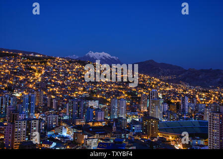 Ora blu, con Illimani che domina la densità di La Paz in Bolivia Foto Stock
