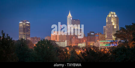 Skyline di Raleigh, North Carolina al crepuscolo. Foto Stock