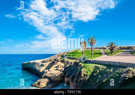 Vista della spiaggia di Balai all'interno della città di Porto Torres - Sardegna in estate Foto Stock