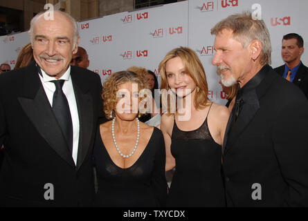 Sean Connery (L) e la moglie Micheline (2nd-L) di condividere un momento con gli attori Harrison Ford (R) e fidanzata Calista Flockhart (3rd-L) come essi arrivano per American Film Institute's "AFI Life Achievement Award, un omaggio a Sir Sean Connery' taping nella sezione di Hollywood di Los Angeles, la California il 8 giugno 2006. Ford ha presentato il Lifetime Achievement Award a Connery. I due attori ha recitato insieme nel film del 1989 "l'Indiana Jones e l'ultima crociata." (UPI foto/Jim Ruymen) Foto Stock