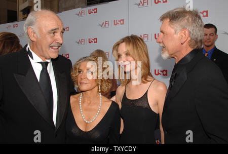 Sean Connery (L) e la moglie Micheline (2nd-L) di condividere un momento con gli attori Harrison Ford (R) e fidanzata Calista Flockhart (3rd-L) come essi arrivano per American Film Institute's "AFI Life Achievement Award: un omaggio a Sir Sean Connery' taping nella sezione di Hollywood di Los Angeles, la California il 8 giugno 2006. Ford ha presentato il Lifetime Achievement Award a Connery. I due attori ha recitato insieme nel film del 1989 "l'Indiana Jones e l'ultima crociata." (UPI foto/Jim Ruymen) Foto Stock