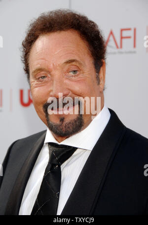 Il cantante Tom Jones arriva per la nastratura della American Film Institute's "AFI Life Achievement Award: un omaggio a Sir Sean Connery' nella sezione di Hollywood di Los Angeles, la California il 8 giugno 2006. Lo spettacolo che ha onorato Connery del lunga carriera sarà teletrasmesso sull'USA cavo di rete sul canale di giugno 21.(UPI foto/Jim Ruymen) Foto Stock