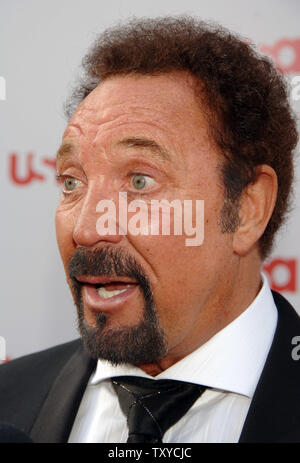 Il cantante Tom Jones arriva per la nastratura della American Film Institute's "AFI Life Achievement Award: un omaggio a Sir Sean Connery' nella sezione di Hollywood di Los Angeles, la California il 8 giugno 2006. Lo spettacolo che ha onorato Connery del lunga carriera sarà teletrasmesso sull'USA cavo di rete sul canale di giugno 21.(UPI foto/Jim Ruymen) Foto Stock