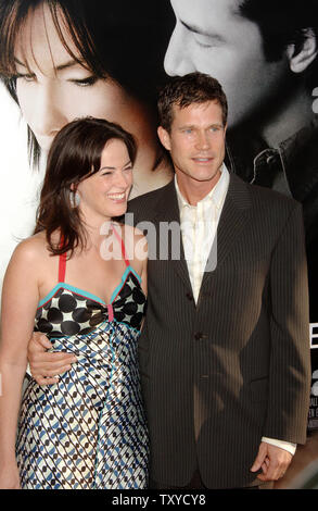 Membro del cast Dylan Walsh e sua moglie Joanna frequentare la prima mondiale del motion picture drama " Il Lake House' al Pacific Glossari Affini Cupola della sezione di Hollywood di Los Angeles, la California il 13 giugno 2006. Il film ritrae il romanticismo tra un medico (Sandra Bullock) e un architetto (Keanu Reeves) che vivono in una casa a due anni di distanza. Il filmato si apre negli Stati Uniti il 16 giugno. (UPI foto/Jim Ruymen) Foto Stock