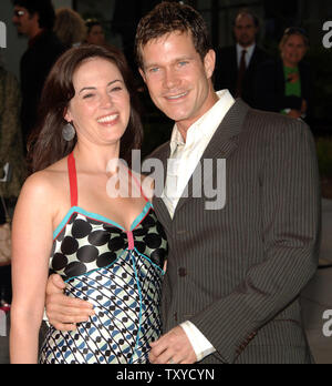 Membro del cast Dylan Walsh e sua moglie Joanna frequentare la prima mondiale del motion picture drama " Il Lake House' al Pacific Glossari Affini Cupola della sezione di Hollywood di Los Angeles, la California il 13 giugno 2006. Il film ritrae il romanticismo tra un medico (Sandra Bullock) e un architetto (Keanu Reeves) che vivono in una casa a due anni di distanza. Il filmato si apre negli Stati Uniti il 16 giugno. (UPI foto/Jim Ruymen) Foto Stock