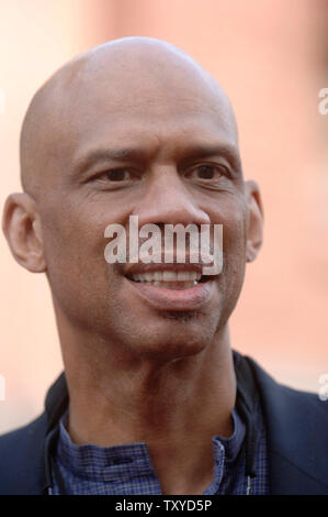 Ex giocatore di basket Kareem Abdul-Jabbar arriva per la prima mondiale di "Pirati dei Caraibi: forziere fantasma" tenutasi presso il Disneyland di Anaheim, in California, il 24 giugno 2006 . (UPI Photo/ Phil McCarten) Foto Stock