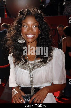 L'attrice e cantante Brandy arriva per il 2006 ESPY Awards il Kodak Theatre di Hollywood la sezione di Los Angeles, la California il 12 luglio 2006. (UPI foto/Jim Ruymen) Foto Stock