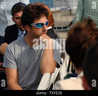 Google co-fondatore Sergey Brin (L), si siede nel pubblico per una conferenza di notizie dalla California Gov. Arnold Schwarzenegger e del Primo Ministro britannico Tony Blair al Porto di Long Beach, in California, il 31 luglio 2006. Brin era uno di un gruppo di dirigenti e responsabili aziendali dalla California e società internazionali che si sono incontrati lunedì per condividere idee su come aziende e governi possono lavorare insieme per ridurre le emissioni di gas a effetto serra e di emissioni. (UPI foto/Jim Ruymen) Foto Stock