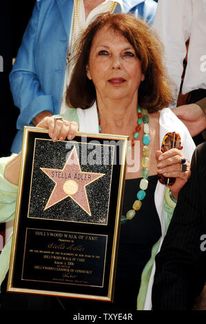 Ellen Adler detiene una placca di replica nel corso di una cerimonia in onore di sua madre in ritardo, deliberando insegnante Stella Adler, chi è stato premiato con una stella sulla Hollywood Walk of Fame a Los Angeles, la California il 4 agosto 2006. Adler è stato autore di un unico approccio americano ad agire e fu il solo americano ad avere mai studiato direttamente con il padre della moderna agendo, Costantino Stanislavsky. (UPI foto/Jim Ruymen) Foto Stock