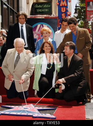 Prima fila, da sinistra, sindaco onorario di Hollywood Johnny Grant, Ellen Adler, figlia del celebre agente insegnante Stella Adler e Leron Gubler, presidente e CEO di Hollywood Camera di Commercio, celebrare durante una cerimonia postuma per Stella Adler sulla Walk of Fame nella sezione di Hollywood di Los Angeles, il venerdì, e il Agosto 4, 2006. Fila posteriore da sinistra sono l attore Benicio Del Toro, Irene Gilbert, direttore della Stella Adler L.A., attore Mark Ruffalo e Tom Oppenheim, nipote di Stella Adler. (UPI foto/Jim Ruymen) Foto Stock