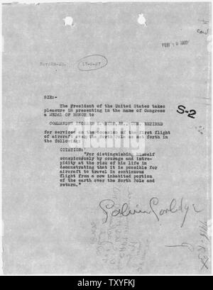 Citazione aggiudicazione la medaglia d'onore al comandante Richard E. Byrd per la sua partecipazione al primo volo sopra il polo nord; Note Generali: Possibile originale di Calvin Coolidge firma. Foto Stock