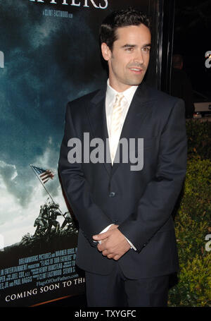 Attore Jesse Bradford, un membro del cast in "bandiere dei nostri padri", motion picture Epic World War II battaglia per l'Isola di Iwo Jima, arriva per la premiere del film alla Academy of Motion Picture Arts & Sciences di Beverly Hills, la California il 9 ottobre 2006. (UPI foto/Jim Ruymen) Foto Stock