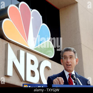 California democratica candidato gubernatorial Phil Angelides stadi a protestare fuori la NBC a Burbank, in California, il 12 ottobre 2006. Angelides è esigente pari tempo su "L'esposizione di stasera con Jay Leno' dopo il suo avversario, California Gov. Arnold Schwarzenegger, apparso su show mercoledì. (UPI foto/Jim Ruymen) Foto Stock