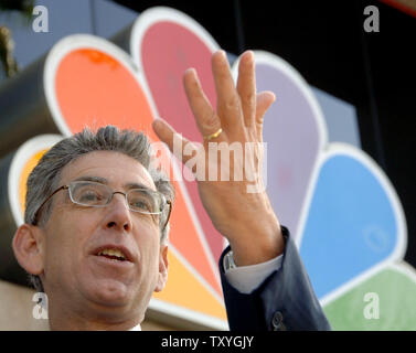 California democratica candidato gubernatorial Phil Angelides stadi a protestare fuori la NBC a Burbank, in California, il 12 ottobre 2006. Angelides è esigente pari tempo su "L'esposizione di stasera con Jay Leno' dopo il suo avversario, California Gov. Arnold Schwarzenegger, apparso su show mercoledì. (UPI foto/Jim Ruymen) Foto Stock