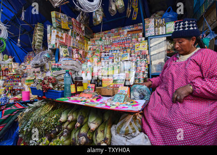 Offerte per Pachamama vicino La Hechiceria streghe Mercato di La Paz in Bolivia Foto Stock