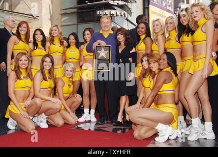 Jerry Buss (C), il proprietario dei Los Angeles Lakers pallacanestro professionale team, detiene una placca di replica come egli si pone con Laker ragazze e cheerleaders ex Lakers Girl, attrice e cantante Paula Abdul (Vestito nero), dopo la sua stella è stata svelata sulla Hollywood Walk of Fame a Los Angeles il 30 ottobre 2006.(UPI foto/Jim Ruymen) Foto Stock