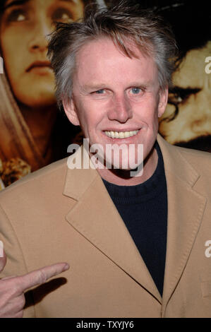 Attore GARY BUSEY arriva per il Los Angeles premiere di " La storia della natività' beneficiando Habitat for Humanity e tenutosi presso l'Accademia delle Arti e delle scienze cinematografiche di Beverly Hills, la California il 28 novembre 2006 . (UPI Photo/ Phil McCarten) Foto Stock