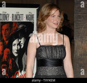 L'attrice Robin Weigert, un membro del cast in motion picture drama " il buon tedesco", arriva per la premiere del film presso il teatro egiziano nella sezione di Hollywood di Los Angeles il 4 dicembre 2006. Il film diretto da Steven Soderbergh è impostato in post-Seconda Guerra Mondiale Berlino. (UPI foto/Jim Ruymen) Foto Stock