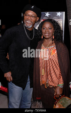 Membro del cast Samuel L. Jackson (L) e la moglie LaTanya Richardson frequentare la premiere mondiale di 'casa di Brave" tenutasi presso l'Accademia delle Arti e delle scienze cinematografiche di Beverly Hills, la California il 12 dicembre 2006 . (UPI Photo/ Phil McCarten) Foto Stock