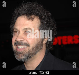 Edward Zwick, direttore del nuovo motion picture drama "diamanti di sangue", arriva per la premiere del film in corrispondenza di Grauman's Chinese Theater nella sezione di Hollywood di Los Angeles il 6 dicembre 2006. Il film, impostare nella Sierra Leone è di circa una ricerca per recuperare un raro diamante. (UPI foto/Jim Ruymen) Foto Stock